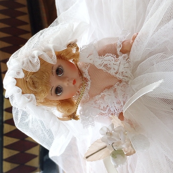 Vintage Madame Alexander Bride Doll - Picture 2 of 7